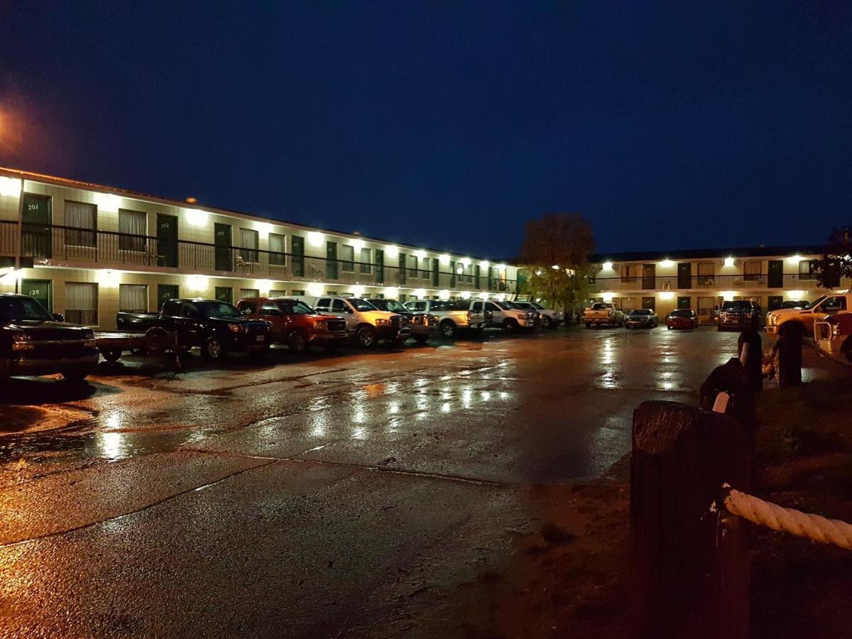 Alaskan Motel Fox Creek エクステリア 写真