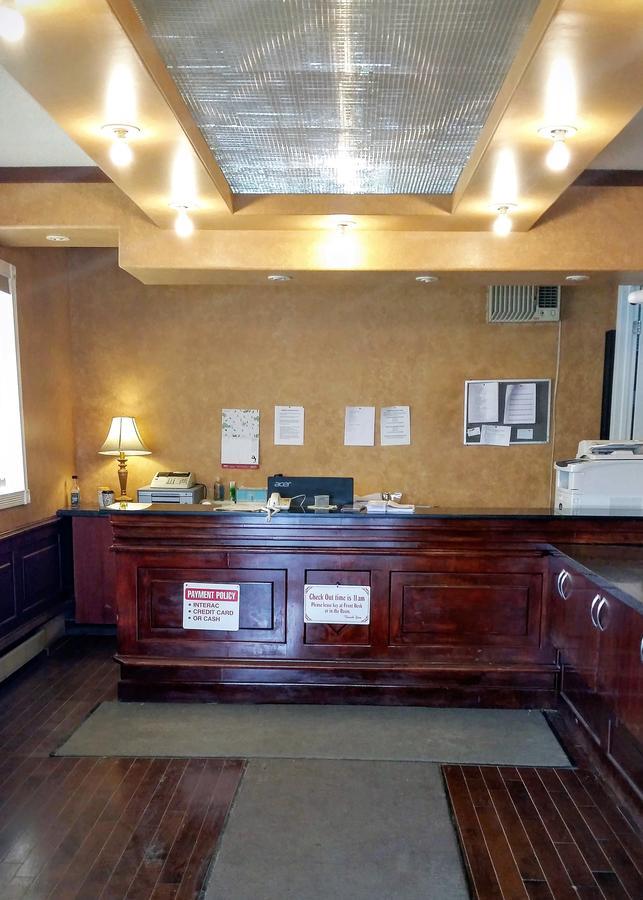 Alaskan Motel Fox Creek エクステリア 写真