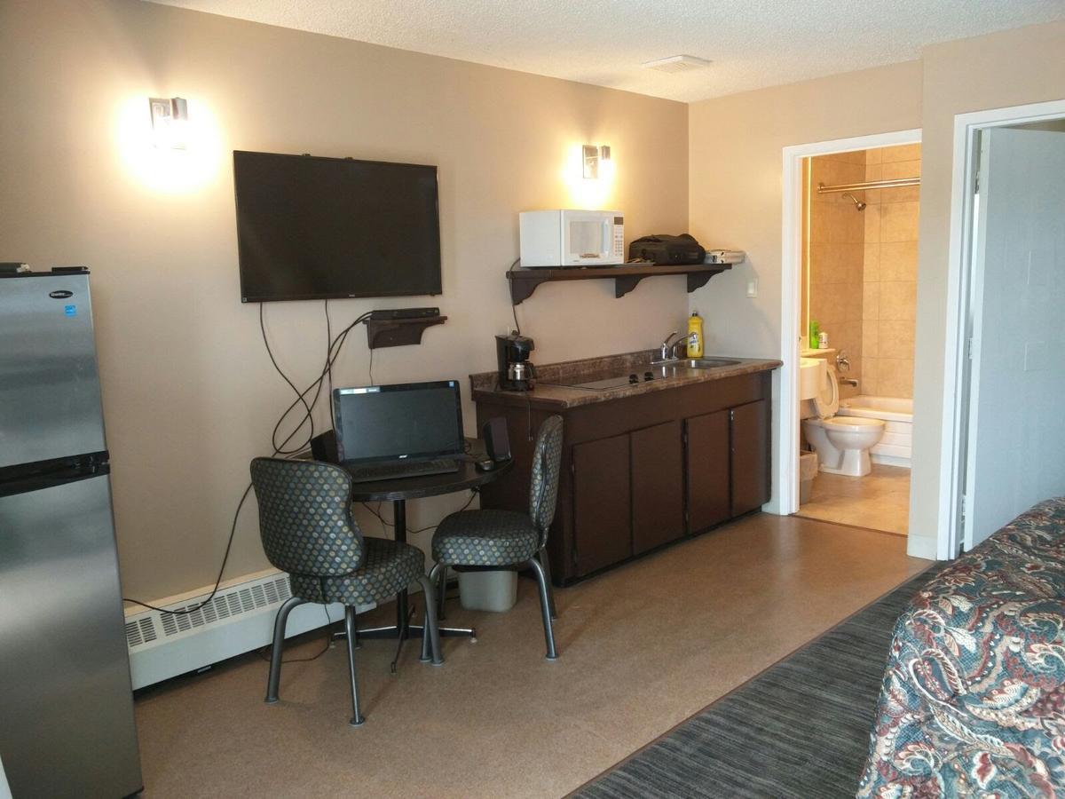 Alaskan Motel Fox Creek エクステリア 写真